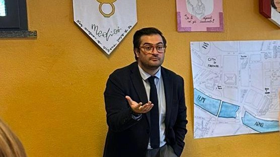 Il docente Michele Fiore è diventato il beniamino delle medie di Boffalora Genitori e alunni non vogliono perderlo