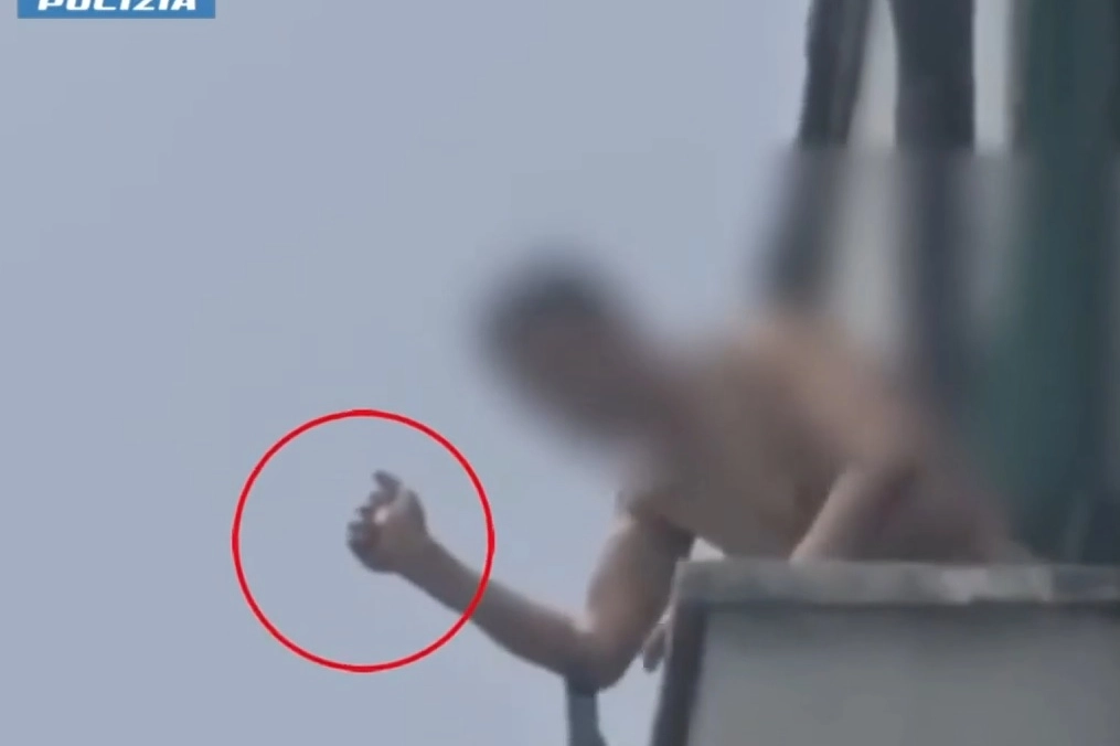 L'uomo getta la droga dal balcone