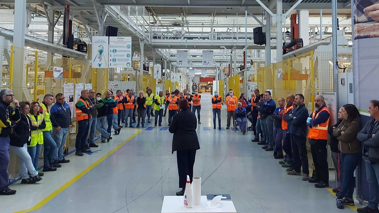 Varese, Beko vuole chiudere la fabbrica di Cassinetta: 2.200 lavoratori rischiano il posto. Scatta lo sciopero