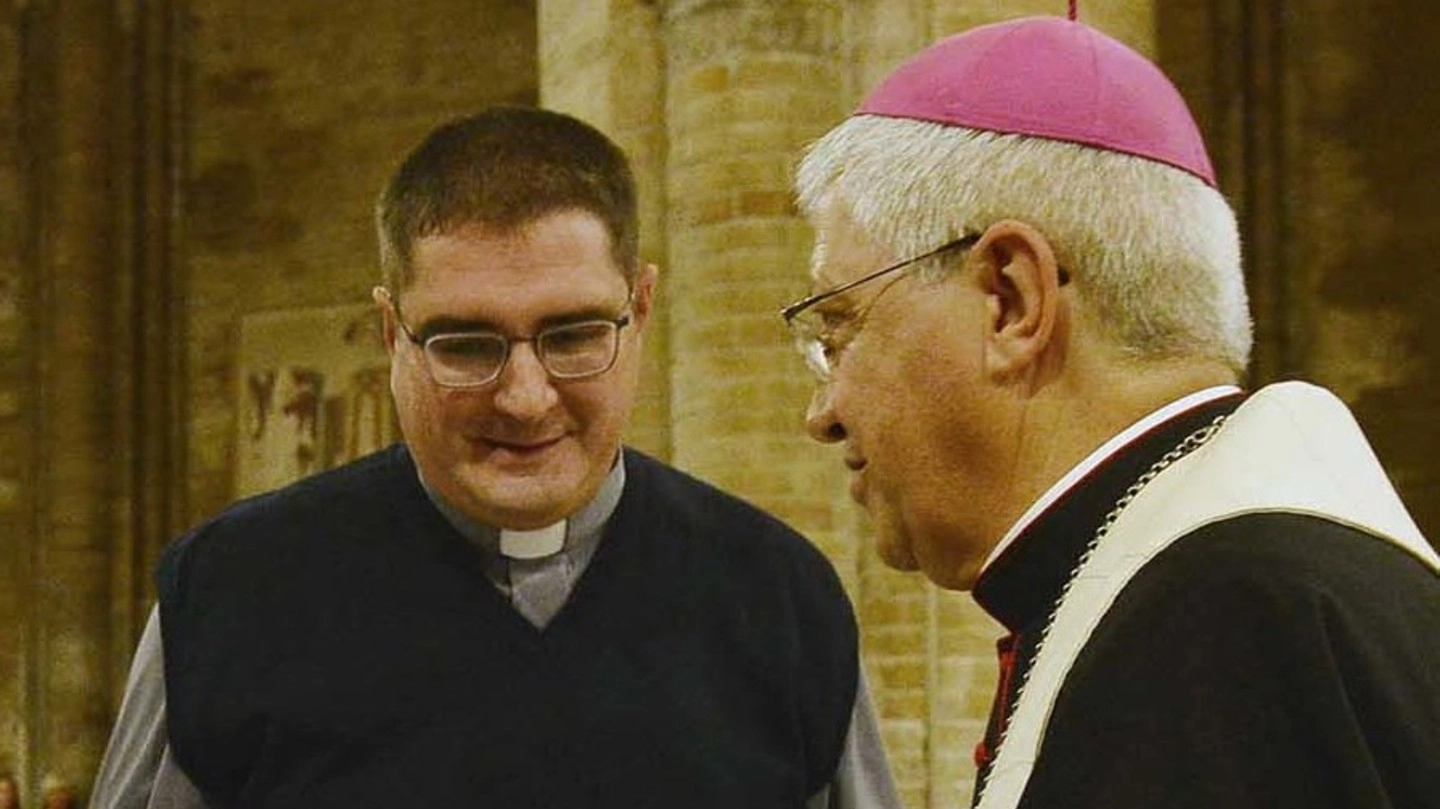 Don Alessandro Lanzani qui con il vescovo Maurizio Malvestiti