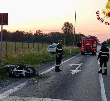centrato da un8217auto urtato al semaforo muore contro un palo