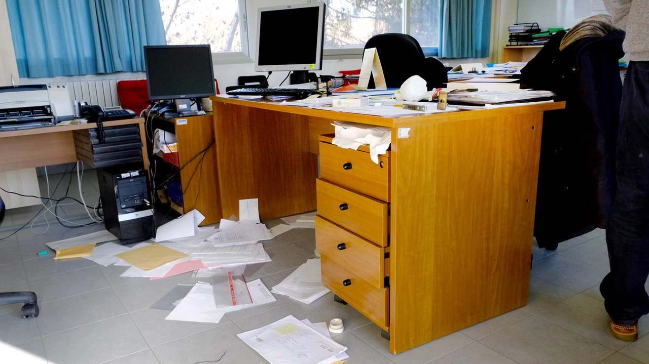 Non soddisfatti del magro bottino, i ladri hanno messo a soqquadro l’intero ufficio (foto archvio) Non soddisfatti del magro bottino, i ladri hanno messo a soqquadro l’intero ufficio (foto archvio)