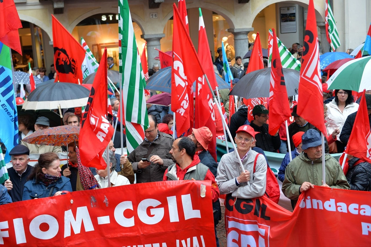 Una manifestazione della Cgil a Varese