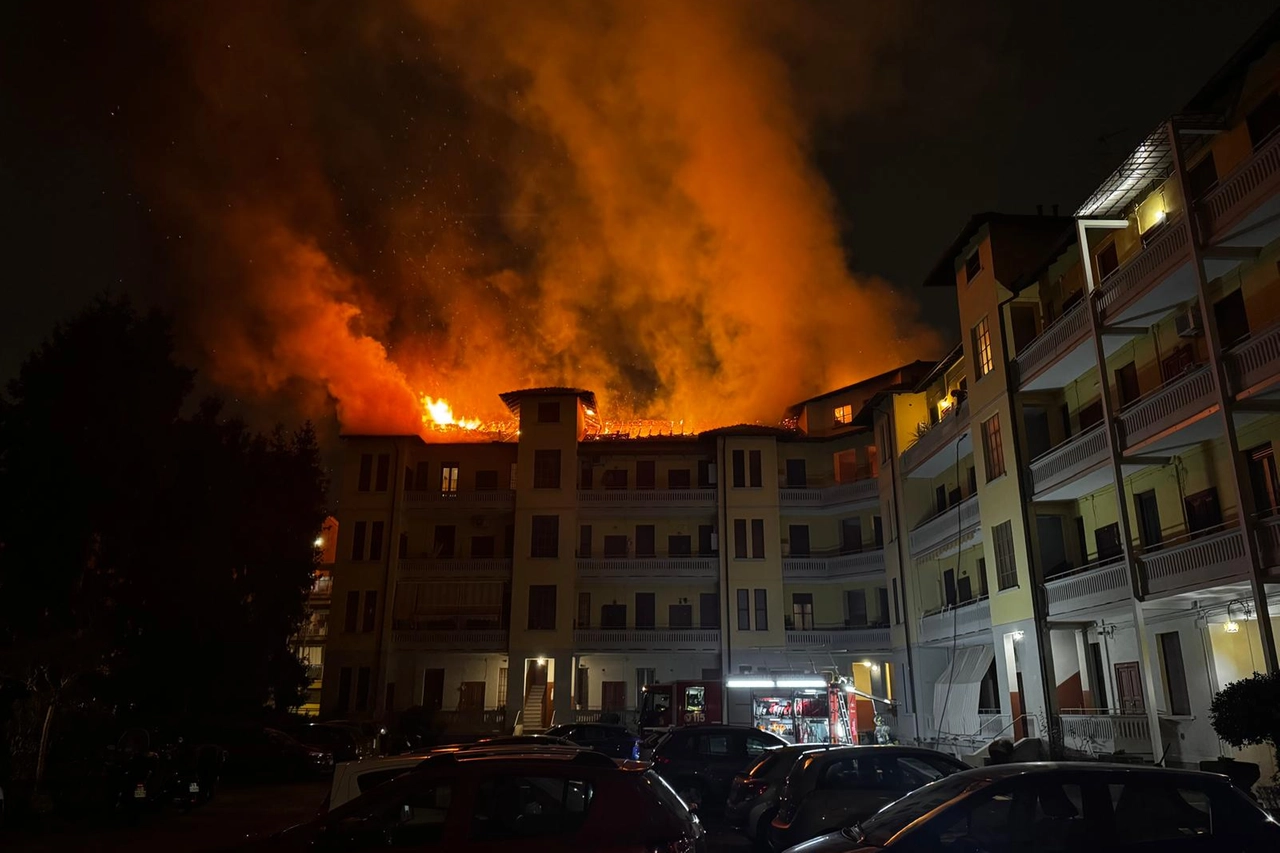 Il tetto dell'edificio avvolto dalle fiamme a Corsico