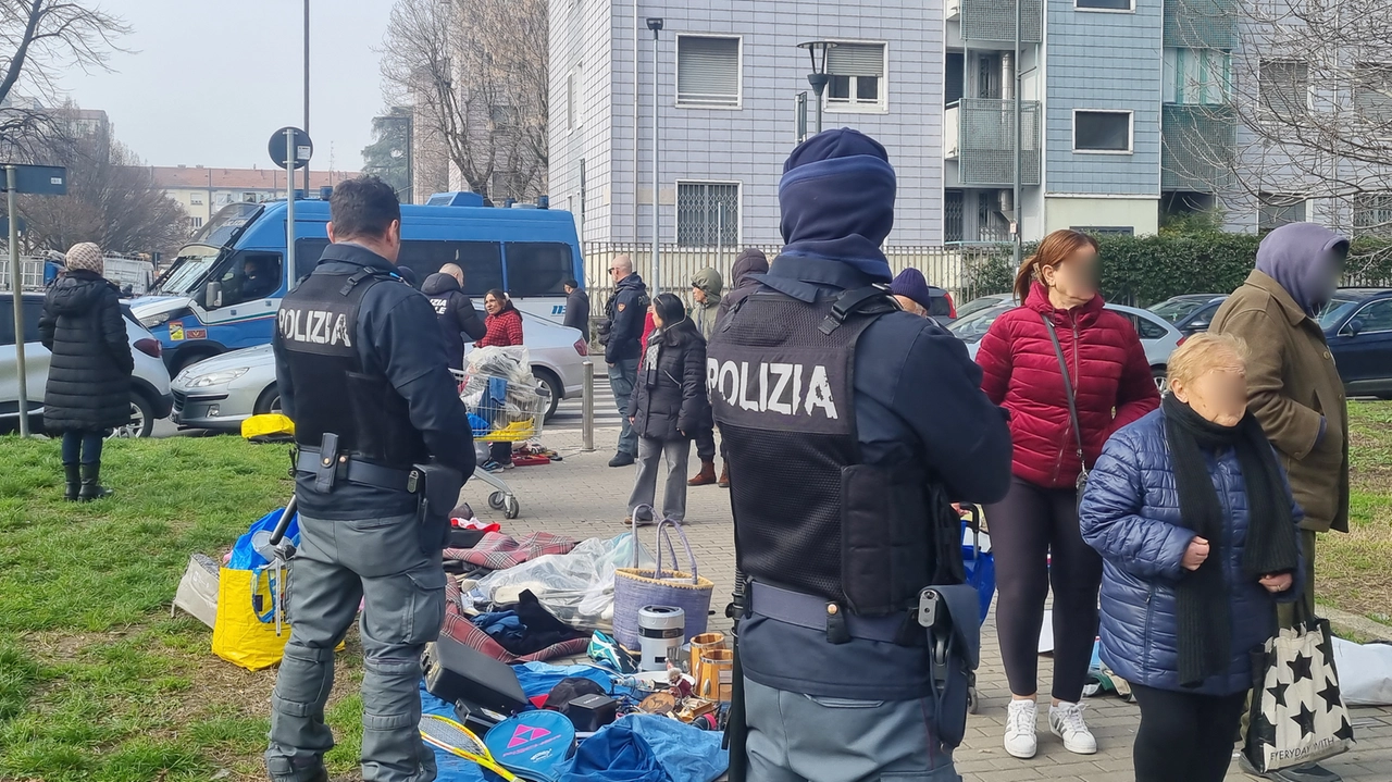Mercato rionale Giambellino, operazione congiunta Polizia Locale e Polizia Di Stato contro venditori abusivi Mercato rionale Giambellino, operazione congiunta Polizia Locale e Polizia Di Stato contro venditori abusivi