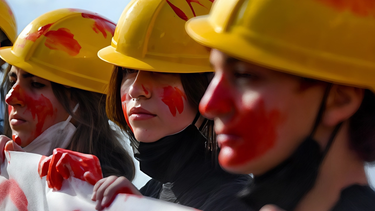 Un presidio per chiedere sicurezza sul lavoro di fronte all’aumento di morti e feriti Un presidio per chiedere sicurezza sul lavoro di fronte all’aumento di morti e feriti