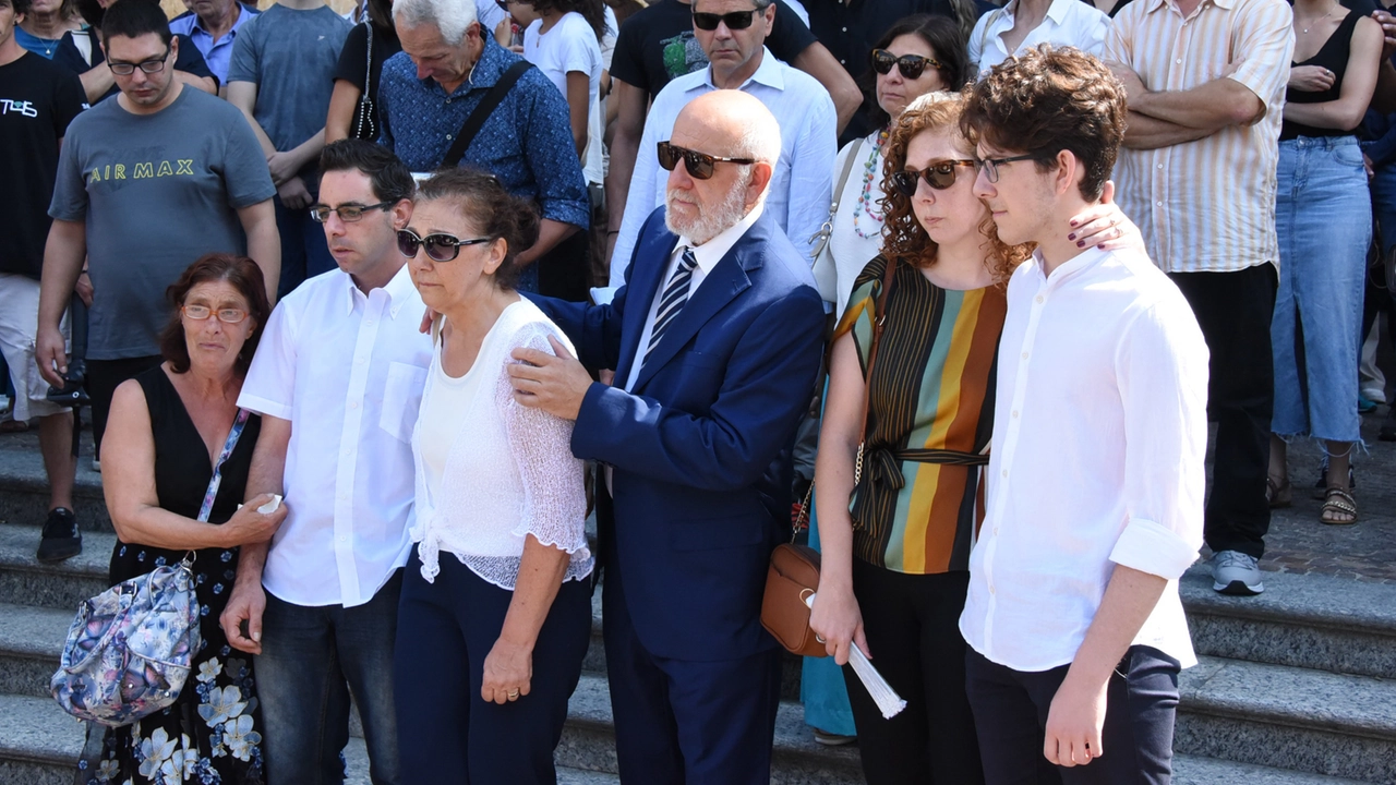 La famiglia di Sharon Verzeni al suo funerale: il secondo a sinistra è il fidanzato Sergio Ruocco, vicino ai due genitori della vittima La famiglia di Sharon Verzeni al suo funerale: il secondo a sinistra è il fidanzato Sergio Ruocco, vicino ai due genitori della vittima
