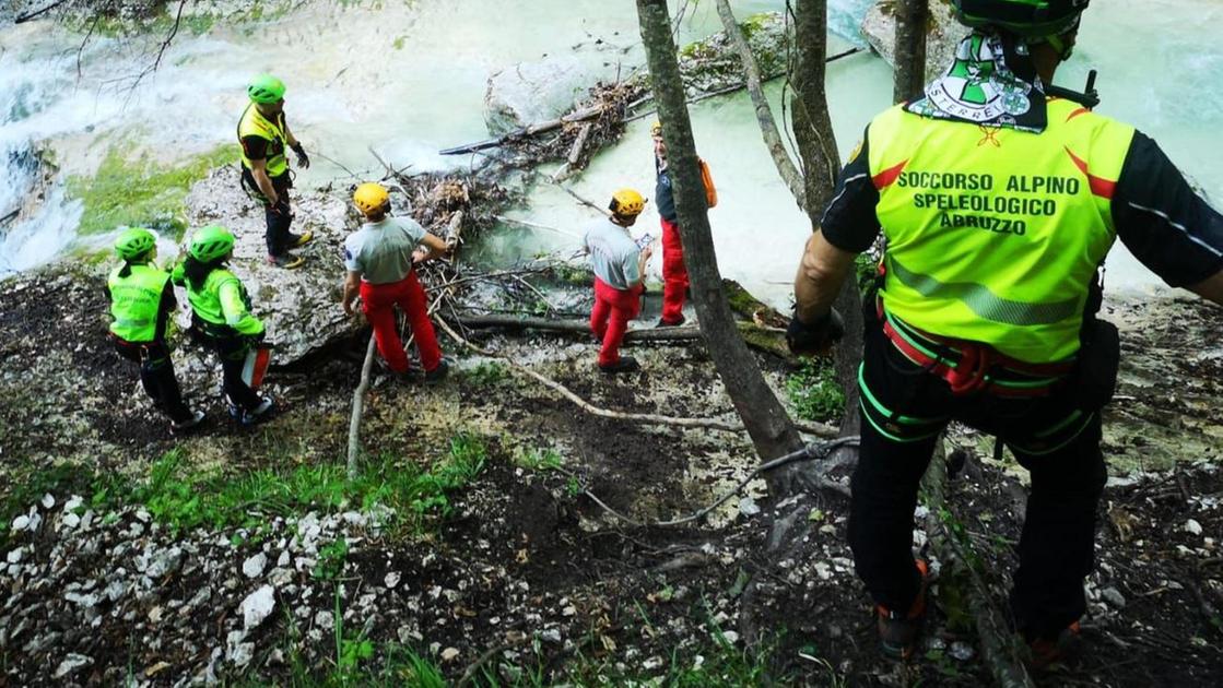Imprigionati dalla piena. Tre ragazzini e il padre portati in salvo dal torrente Imprigionati dalla piena. Tre ragazzini e il padre portati in salvo dal torrente