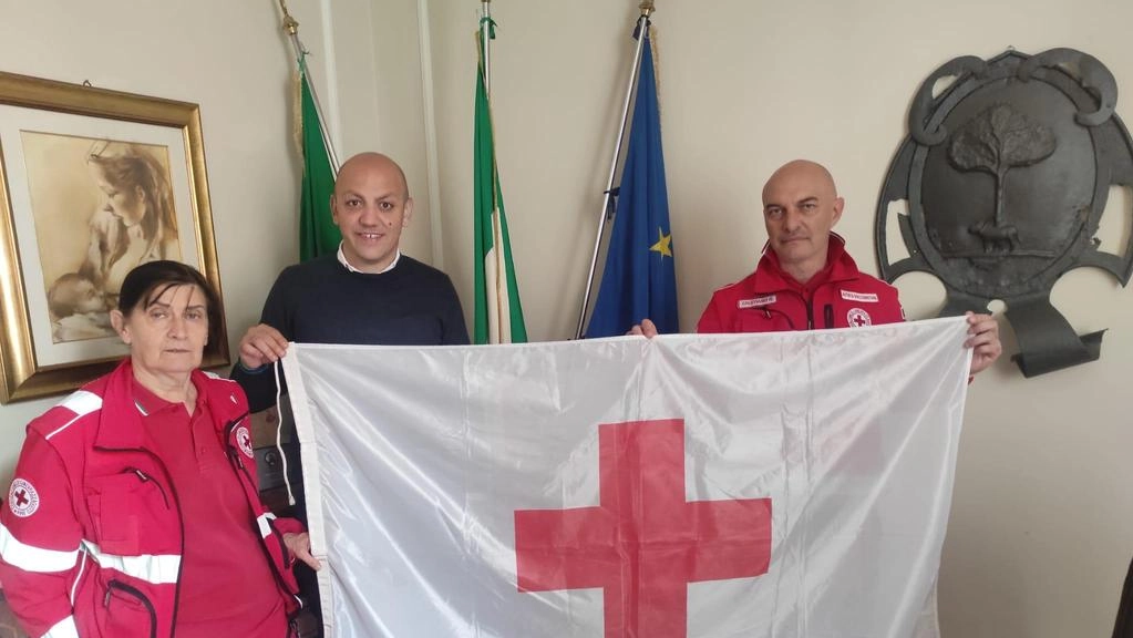 La bandiera affidata al Comune. Croce Rossa, 3mila missioni nel 2023