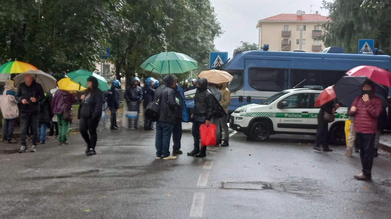 Il presidio contro il taglio degli alberi per far posto alla scuola La protesta pacifica è proseguita per due mesi Il presidio contro il taglio degli alberi per far posto alla scuola La protesta pacifica è proseguita per due mesi