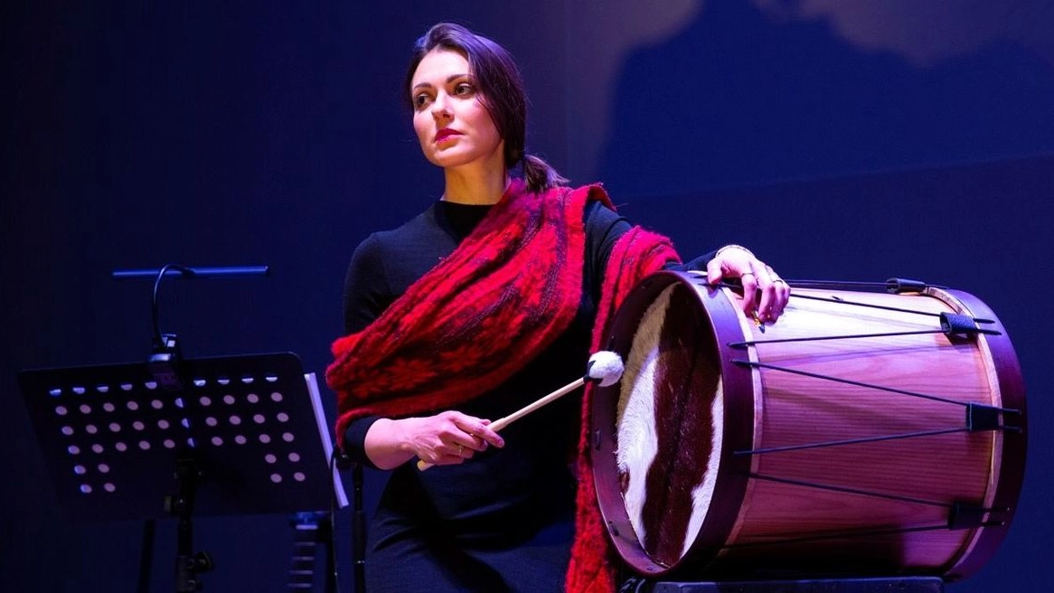 Simona Molinari, classe 1983, origini napoletane, porta sul palco le opere di Mercedes Sosa, voce argentina degli ultimi