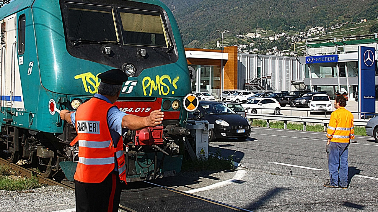 Il passaggio a livello in tilt a Castione Andevenno Il passaggio a livello in tilt a Castione Andevenno
