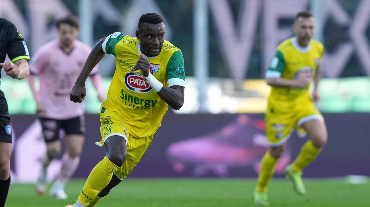 Mensah ha aperto il secondo tempo firmando il provvisorio 1-1 in casa dei rosanero Mensah ha aperto il secondo tempo firmando il provvisorio 1-1 in casa dei rosanero