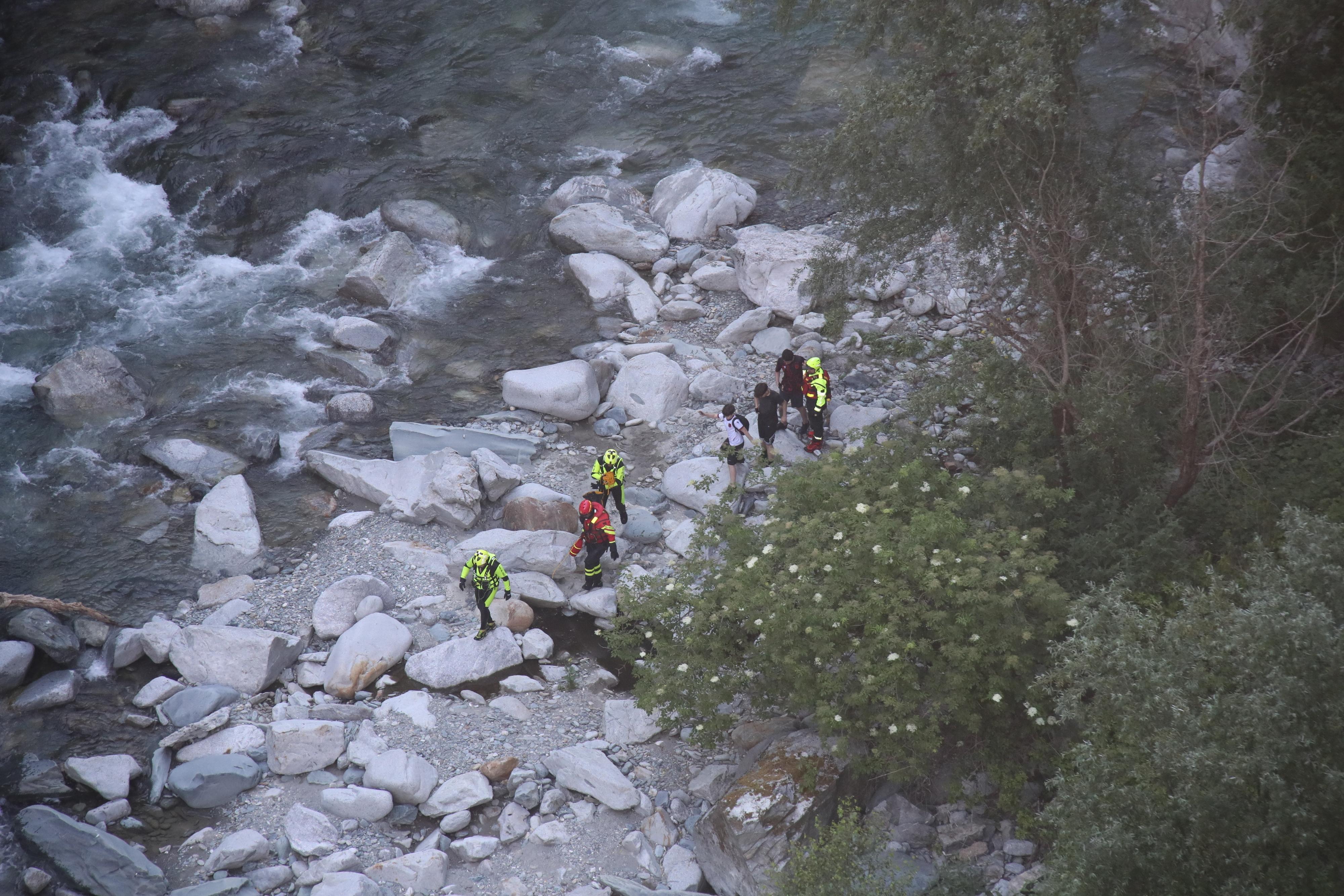 Sondrio, 5 minorenni bloccati dalle correnti del Mallero salvati dai vigili del fuoco e portati a riva col verricello Sondrio, 5 minorenni bloccati dalle correnti del Mallero salvati dai vigili del fuoco e portati a riva col verricello