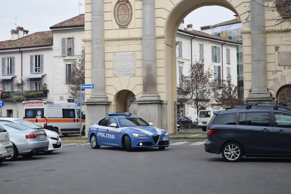 Anziana scende dall’auto e due banditi le strappano la collana: assalto (e fuga) in pochi secondi