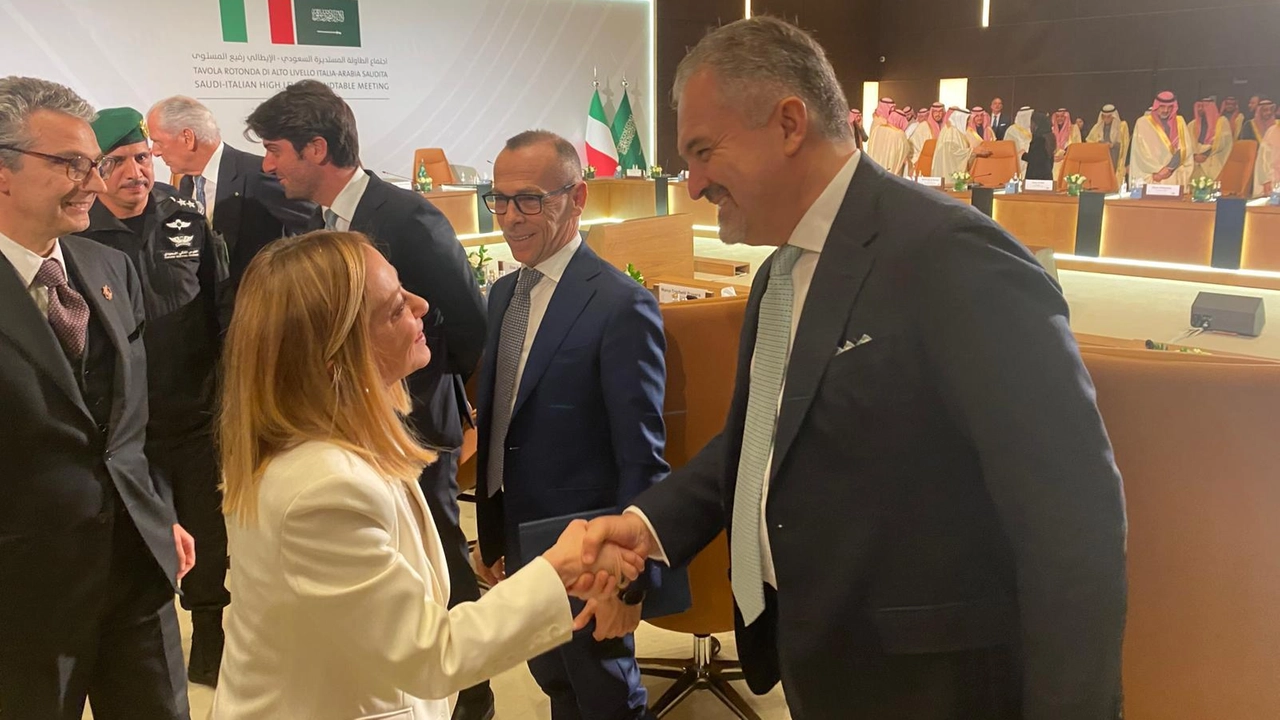 Paolo Dellachà con la premier Giorgia Meloni durante il viaggio in Arabia Saudita che ha portato alla firma dei contratti Paolo Dellachà con la premier Giorgia Meloni durante il viaggio in Arabia Saudita che ha portato alla firma dei contratti