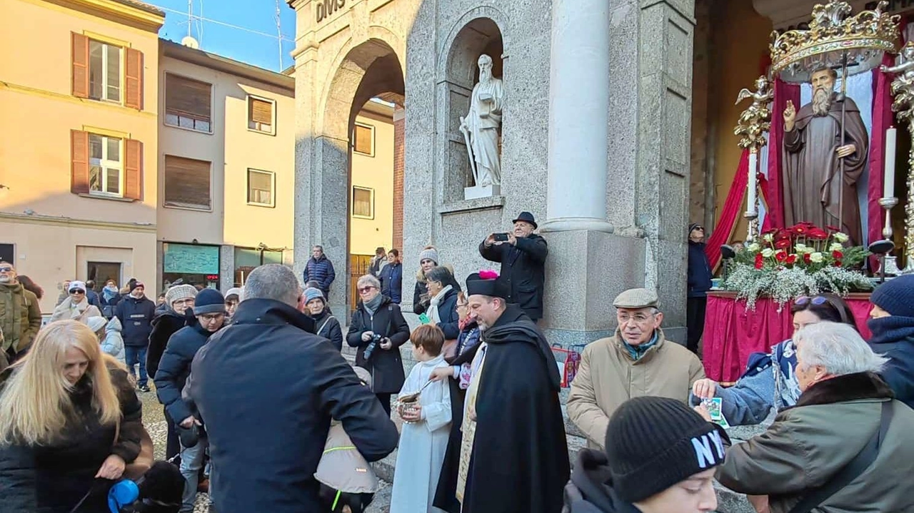 Un momento della benedizione degli animali impartita dal parroco don Enzo Raimondi sul sagrato della basilica Un momento della benedizione degli animali impartita dal parroco don Enzo Raimondi sul sagrato della basilica