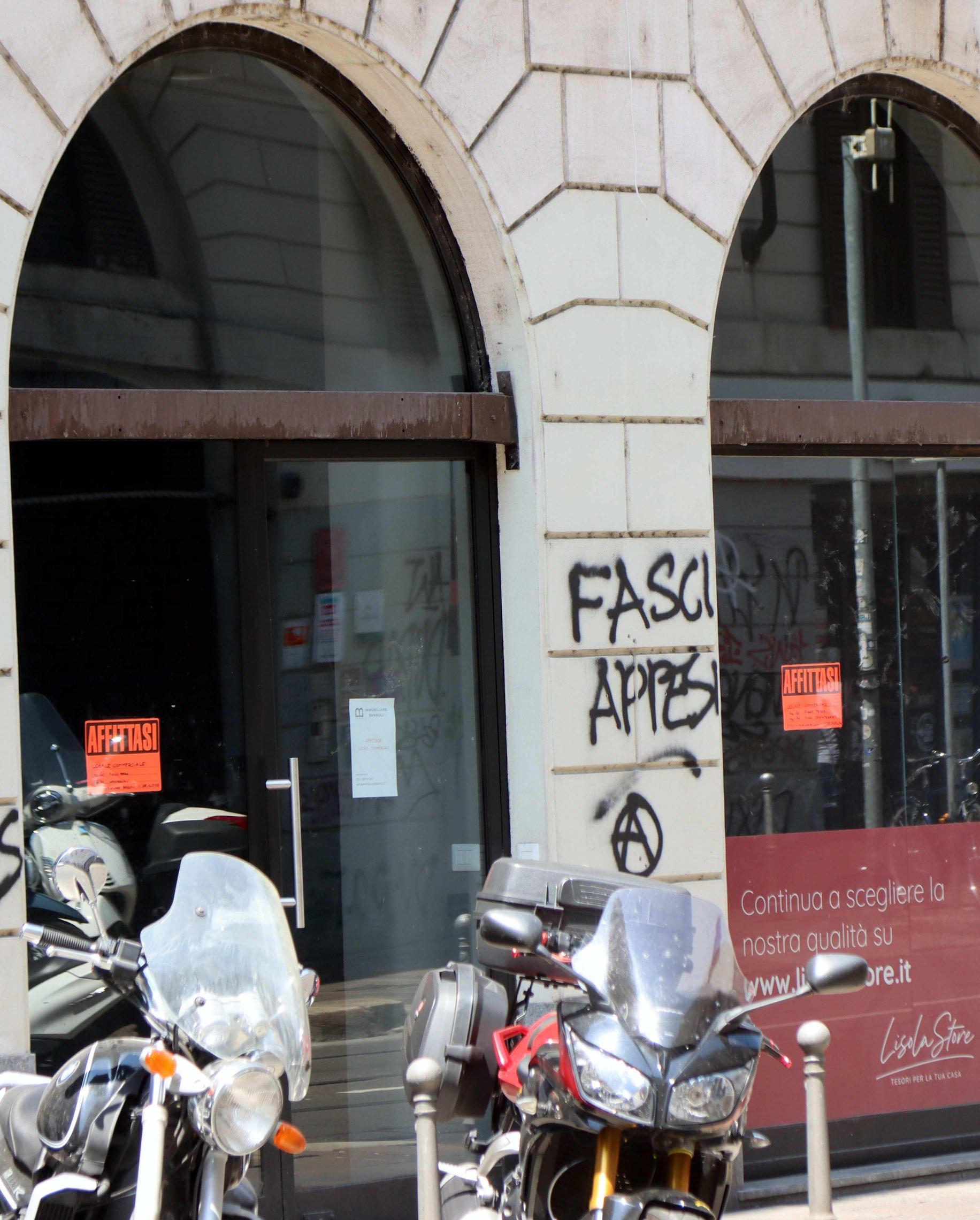 Progetto in corso. Alberi, pulizia e aiuti ai negozi Progetto in corso. Alberi, pulizia e aiuti ai negozi