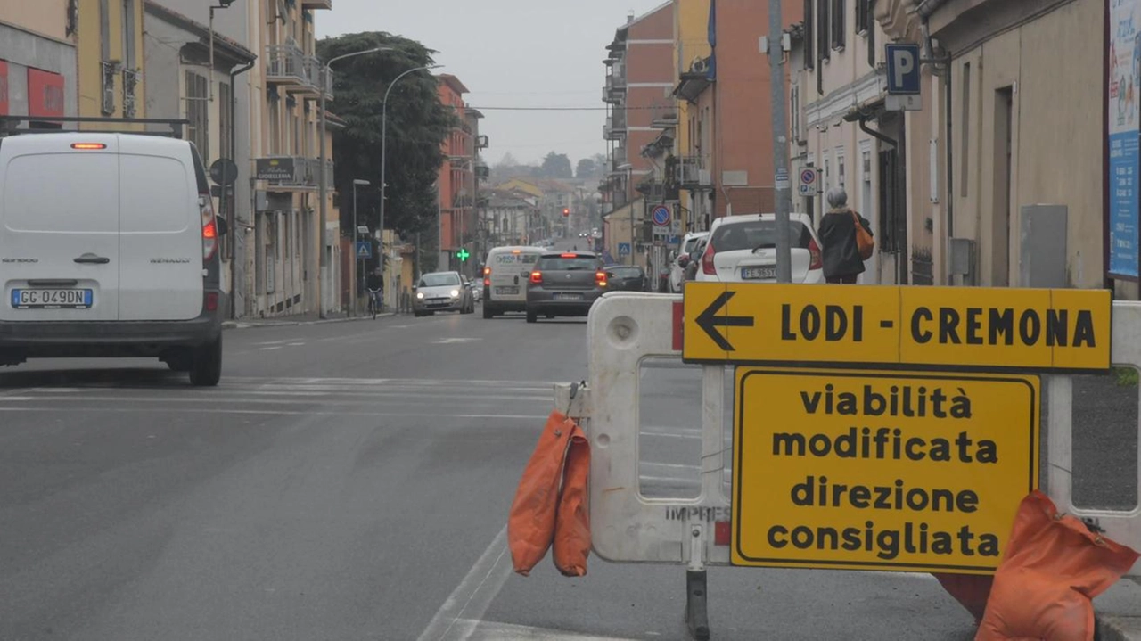 Lavori in corso in viale Cremona dove all’altezza di via Salimbeni si sta realizzando la nuova rotonda costruita da MD per migliorare la viabilità Lavori in corso in viale Cremona dove all’altezza di via Salimbeni si sta realizzando la nuova rotonda costruita da MD per migliorare la viabilità
