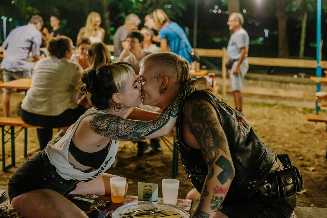 Un bacio fra punk: l'amore - e la gentilezza - vincono sempre (Ludovica Belotti)