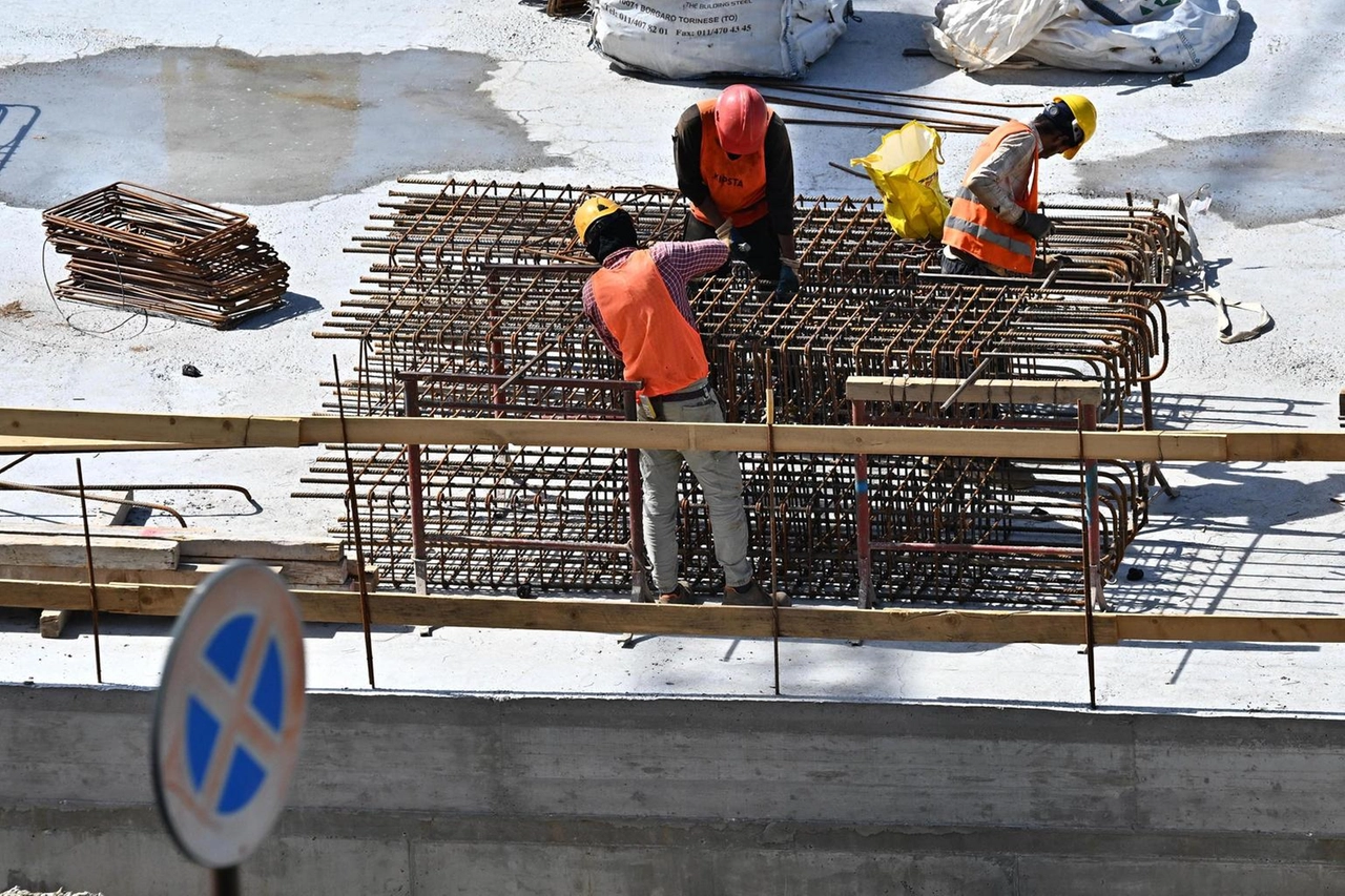 Con l'afa di nuovo insopportabile, torna l'allerta per chi lavora nei cantieri. Molti sono per fortuna fermi a causa del periodo di ferie legato alla settimana di Ferragosto