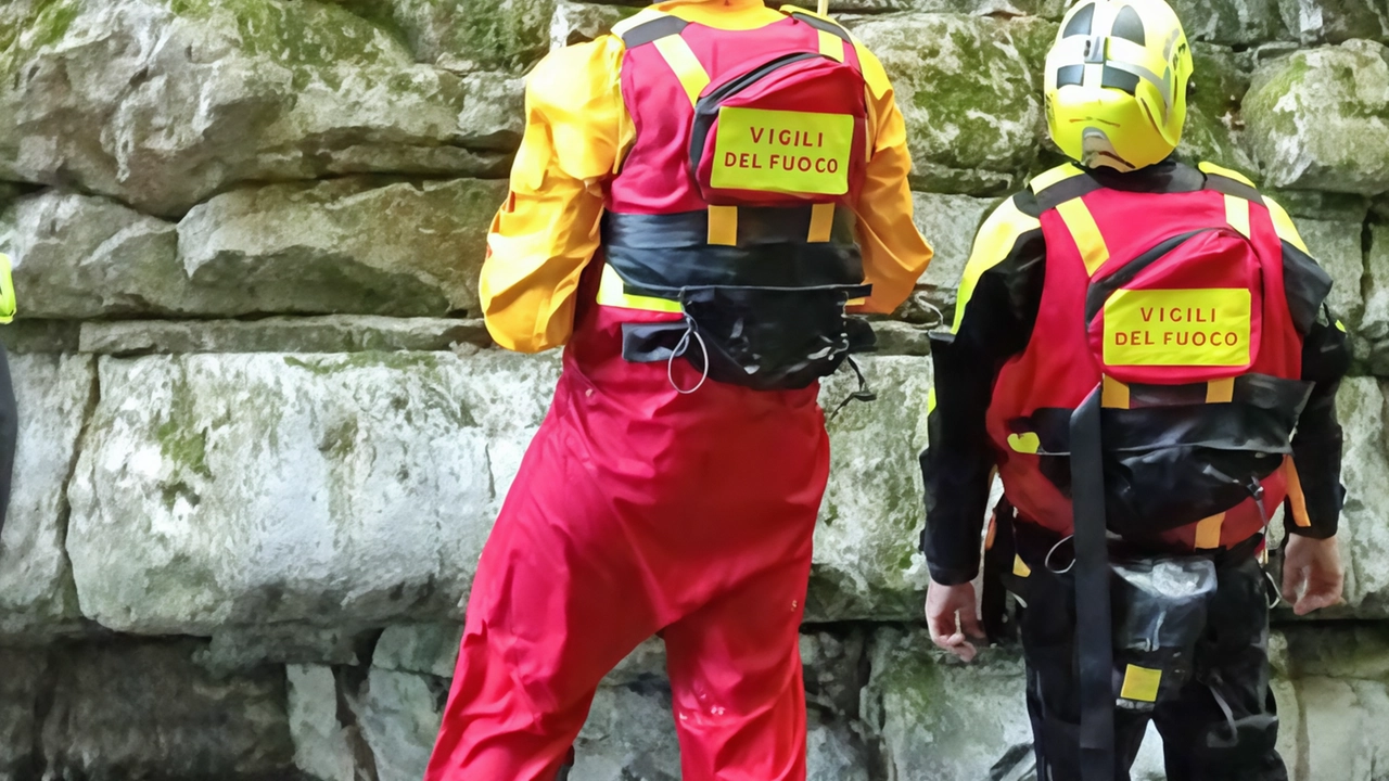 I soccorritori all’interno del letto del torrente in cui è precipitato l’operaio I soccorritori all’interno del letto del torrente in cui è precipitato l’operaio