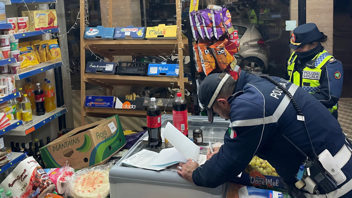 Sequestro di 200 prodotti alimentari scaduti e sanzioni per alcolici venduti a minori. È l’esito più importante dell’attività di... Sequestro di 200 prodotti alimentari scaduti e sanzioni per alcolici venduti a minori. È l’esito più importante dell’attività di...