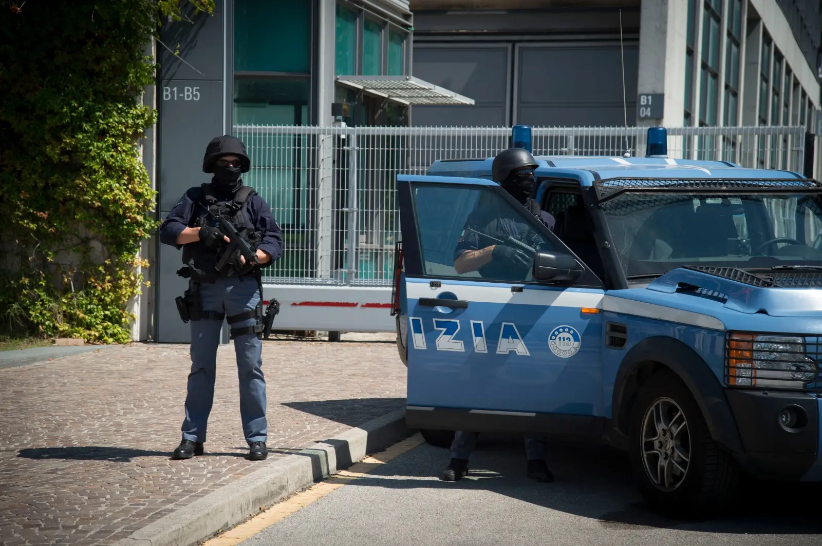 Guerra a colpi di fucile per lo spaccio di droga: tre arresti nell’hinterland milanese