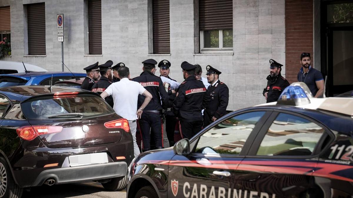 due ragazze di 15 e 16 anni violentate per ore a sesto san giovanni l8217uomo armato di cacciavite le ha seguite in ascensore e chiuse in casa