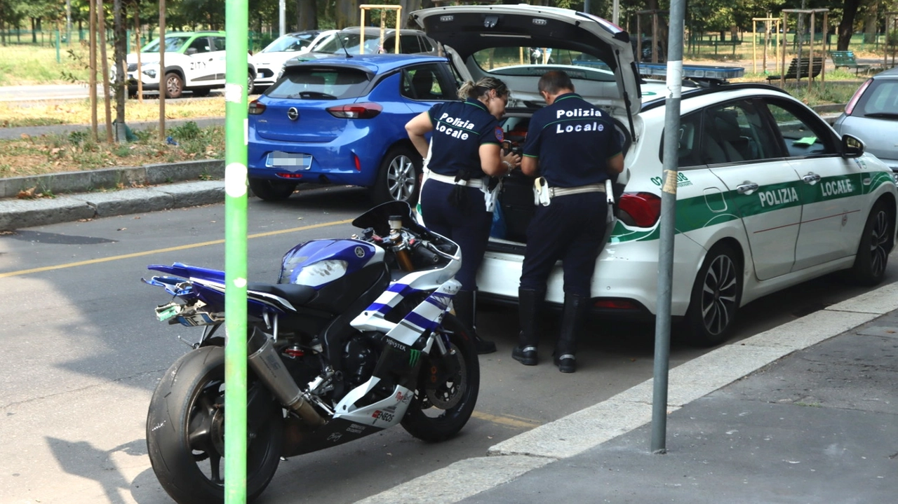 La pattuglia della Polizia locale di Milano impegnata nei rilievi La pattuglia della Polizia locale di Milano impegnata nei rilievi