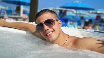 Omar Bassi morto a 23 anni in vacanza. I genitori disperati: “Picchiato dai buttafuori in discoteca. Diteci cos’è successo a nostro figlio”