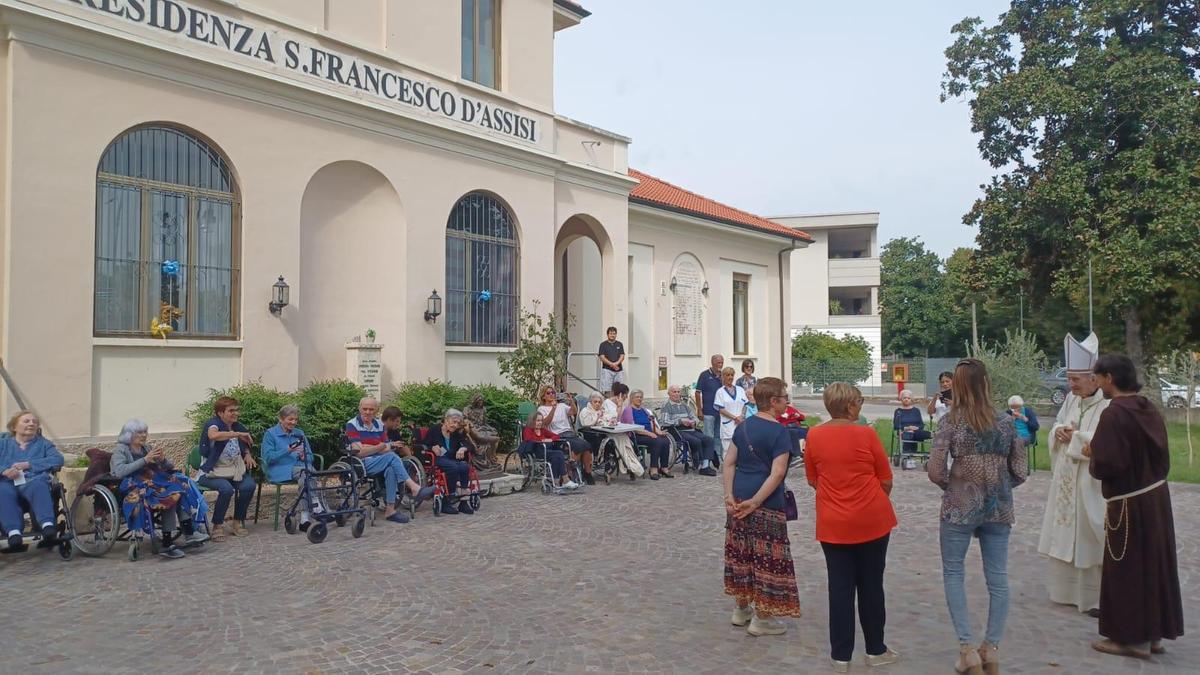 Il vescovo emerito Merisi incontra gli ospiti della Rsa Il vescovo emerito Merisi incontra gli ospiti della Rsa