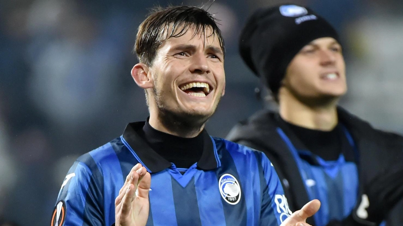 Marten De Roon, 32 anni, acquistato dall’Atalanta nel 2015. È diventato una bandiera per la Dea, imprescindibile per la formazione di Gasperini Marten De Roon, 32 anni, acquistato dall’Atalanta nel 2015. È diventato una bandiera per la Dea, imprescindibile per la formazione di Gasperini