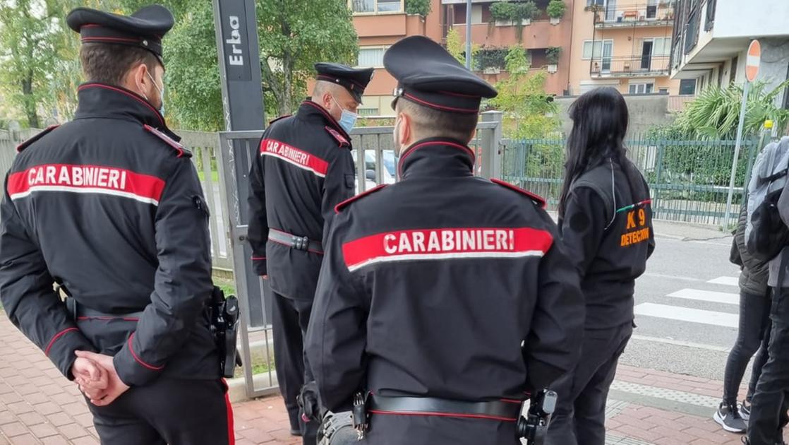 mariano comense ubriaco spacca gli arredi della sala d attesa in stazione denunciato
