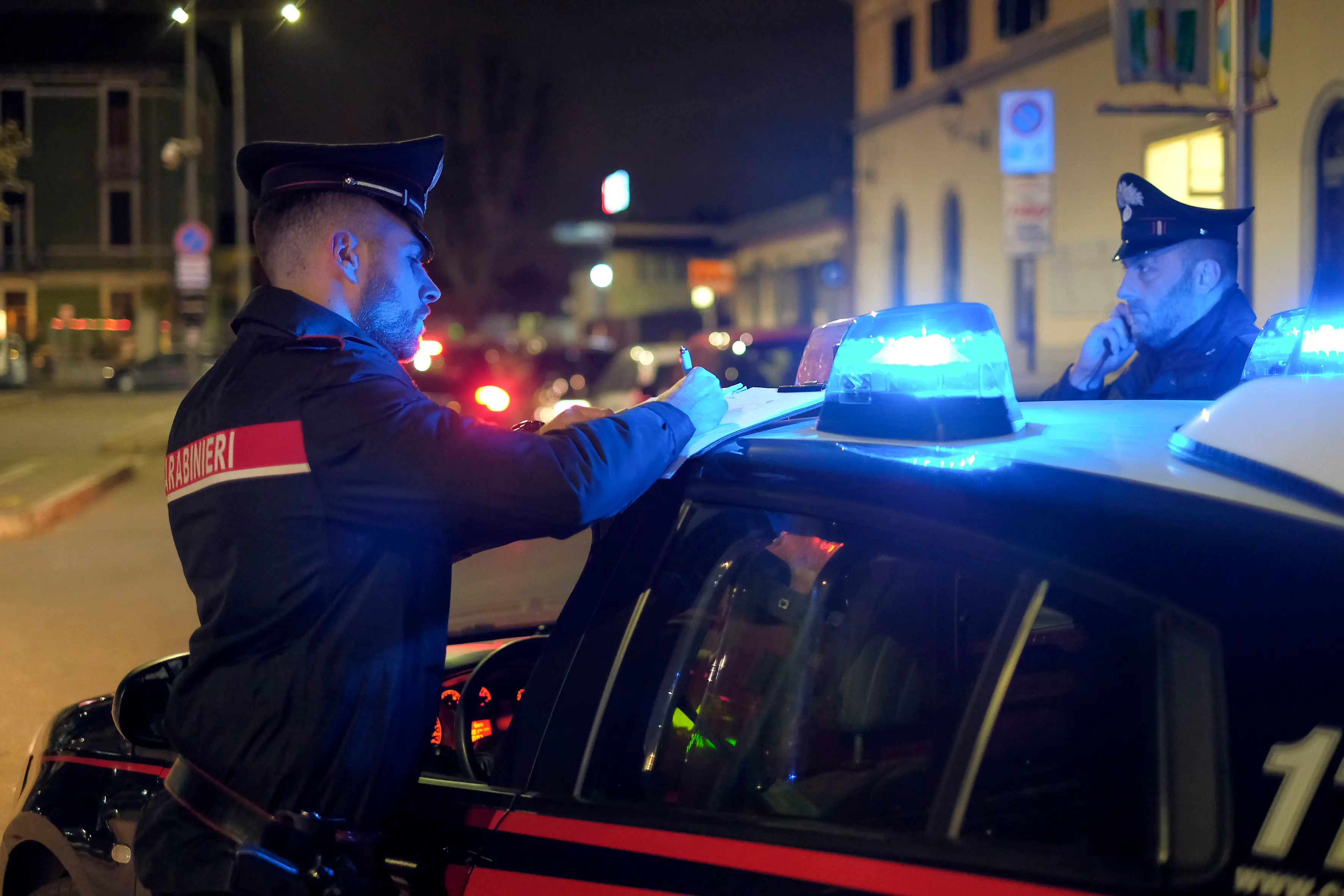 Quarto Oggiaro, il litigio stradale e il raid punitivo armato: biglie di vetro sparate contro i rivali