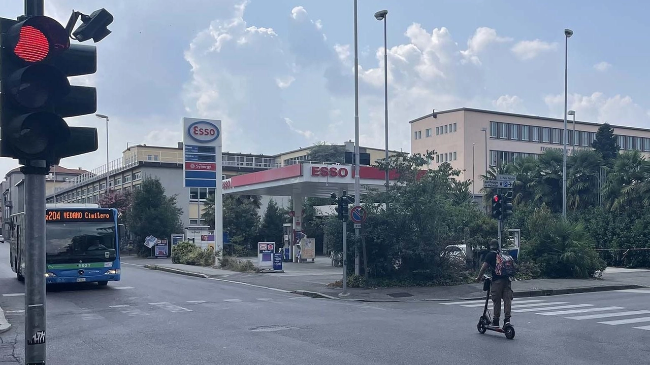 Il semaforo che regola l’incrocio del polo scolastico più popoloso di Monza con le superiori Mosè Bianchi Hensemberger e Frisi Il semaforo che regola l’incrocio del polo scolastico più popoloso di Monza con le superiori Mosè Bianchi Hensemberger e Frisi