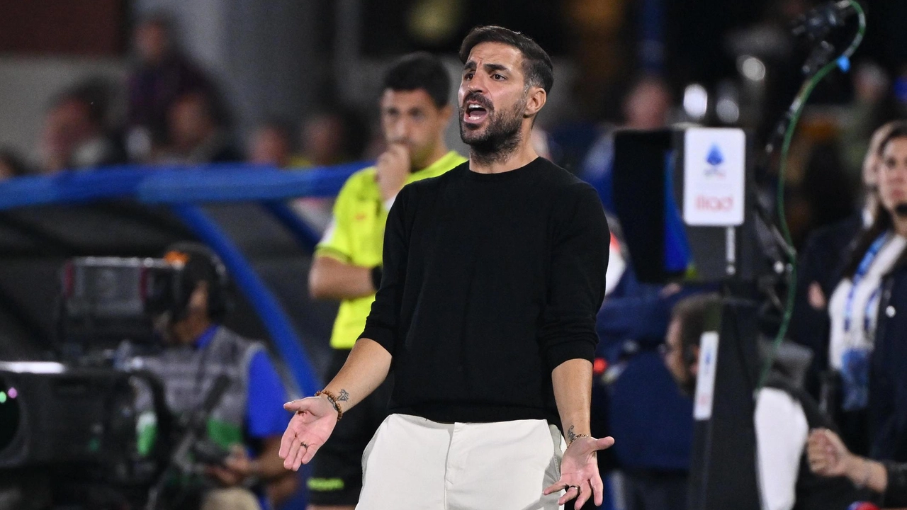 La grinta a bordo campo di Cesc Fabregas, allenatore del Como, partito con una vittoria, un pareggio e una sconfitta in questo avvio di campionato