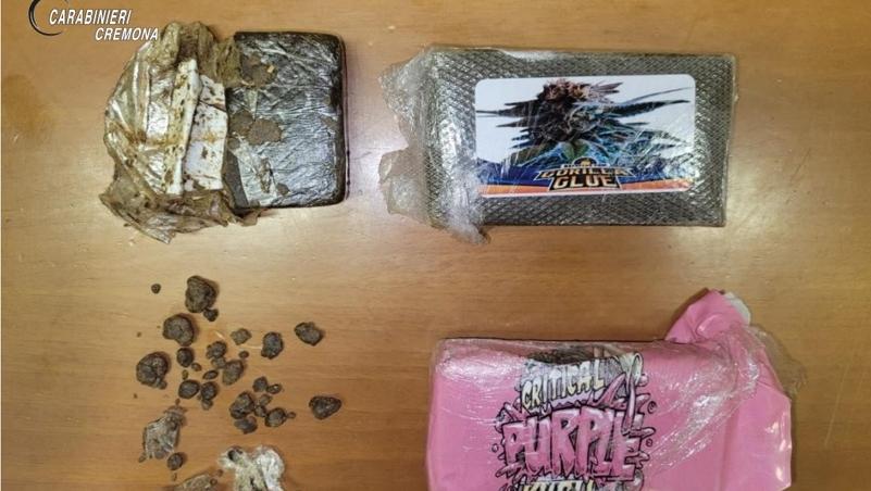 rivolta d adda 22enne fermato per un controllo e sorpreso con 25 dosi di hashish in casa altri due etti di fumo