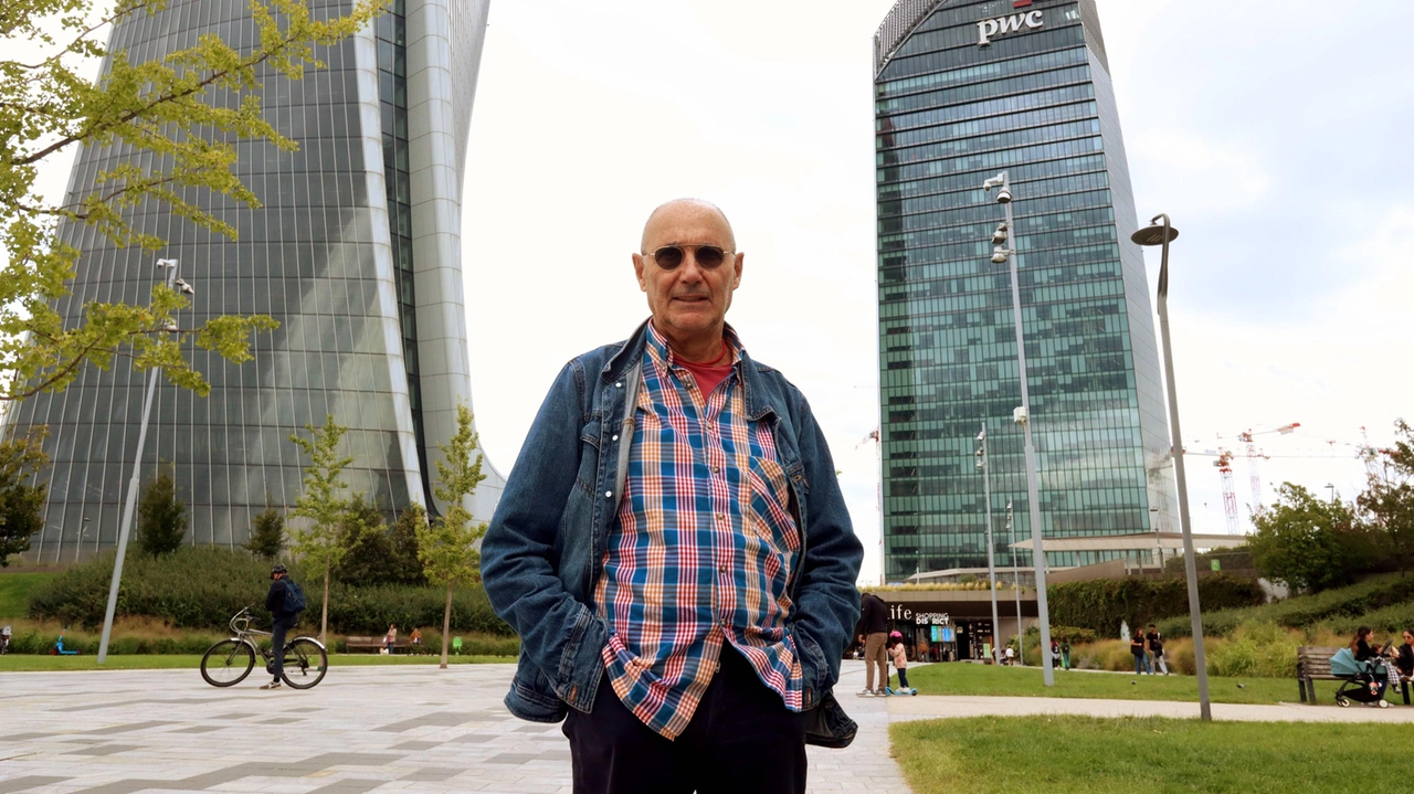 Il parco CityLife a Milano, circondato da residenze di lusso, è apprezzato per la sua bellezza e manutenzione, ma afflitto da problemi come scippi e presenza di piccole gang.