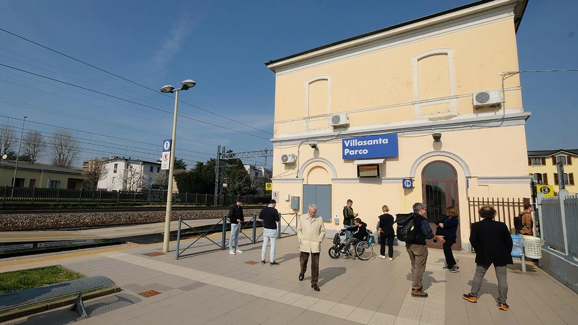 Il 17enne incontrava la ragazzina alla stazione ferroviaria di Villasanta per andare a scuola