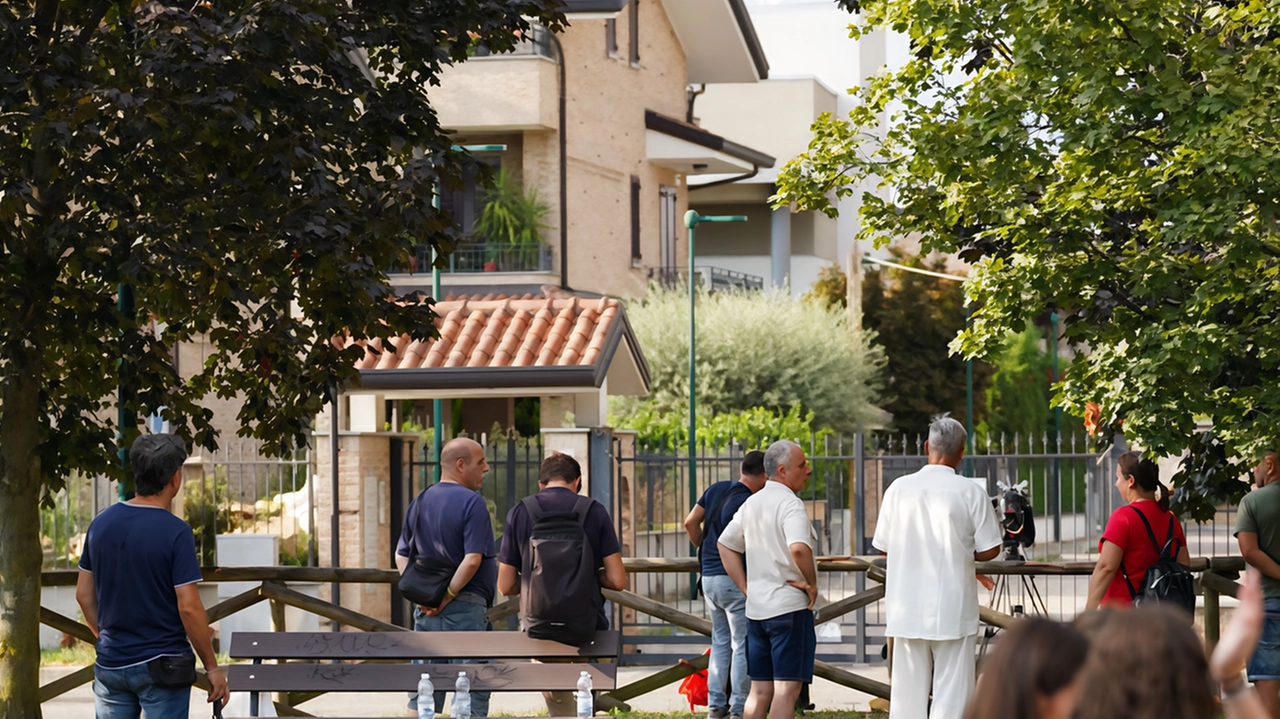 Il pellegrinaggio senza pudore di giovani e adulti in via Anzio. E c’è chi si porta dietro i figli piccoli Il pellegrinaggio senza pudore di giovani e adulti in via Anzio. E c’è chi si porta dietro i figli piccoli