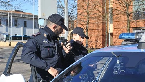 Gli agenti sono risaliti all’identità delle due donne grazie alla visione dei filmati delle telecamere di video sorveglianza Gli agenti sono risaliti all’identità delle due donne grazie alla visione dei filmati delle telecamere di video sorveglianza