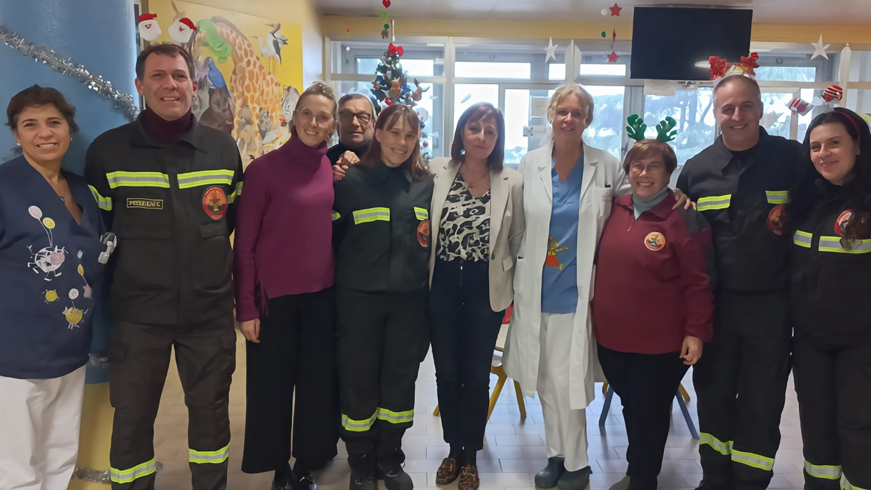 Gli attivisti dell’associazione Amici dei vigili del fuoco, con l’assessore Serena Mazza, al reparto di pediatria del Predabissi per celebrare Santa Lucia Gli attivisti dell’associazione Amici dei vigili del fuoco, con l’assessore Serena Mazza, al reparto di pediatria del Predabissi per celebrare Santa Lucia