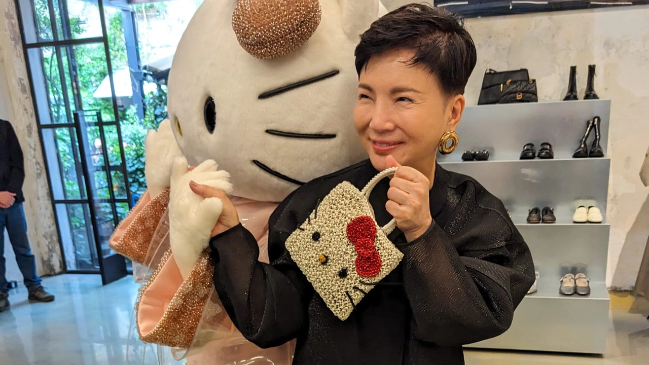Izumi Ogino, fondatrice e direttrice creativa di Anteprima, incontra Hello Kitty nella boutique 10CorsoComo