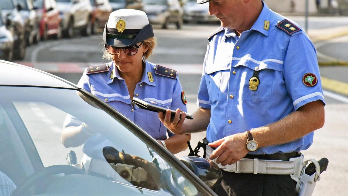 Mesi di intensa attività per gli agenti della Locale che sono stati impegnati in vari servizi di controllo sulle strade cittadine Mesi di intensa attività per gli agenti della Locale che sono stati impegnati in vari servizi di controllo sulle strade cittadine