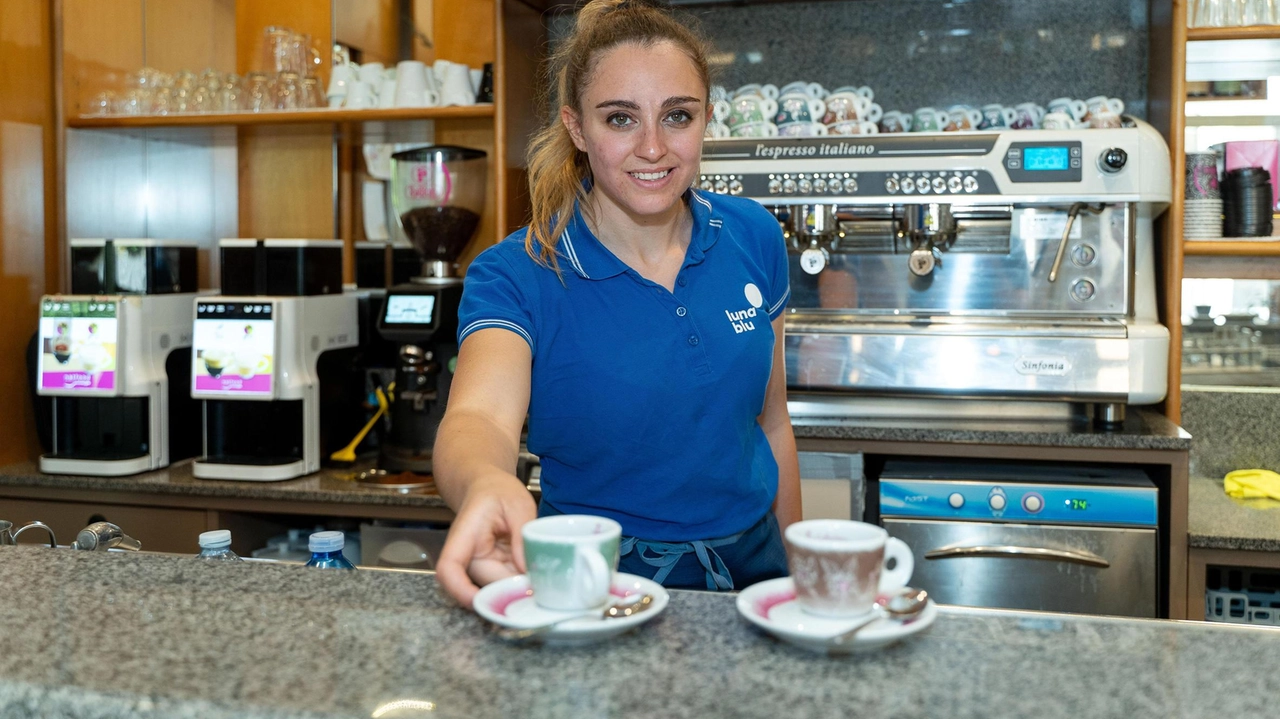 Alessia Cutolo, 28enne di Cinisello, dietro al bancone dello storico Motta Al Portico Alessia Cutolo, 28enne di Cinisello, dietro al bancone dello storico Motta Al Portico