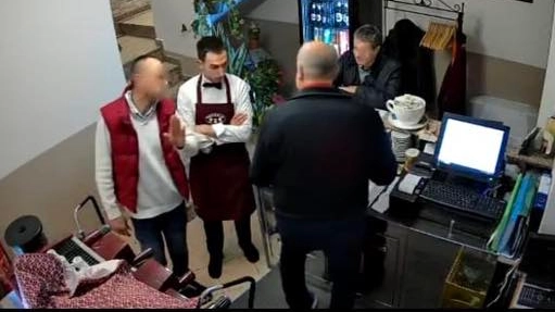 Il ricercato è stato tradito dalla videosorveglianza interna che l’ha filmato. Qui un fermo immagine che ha consentito di risalire al suo nome e cognome