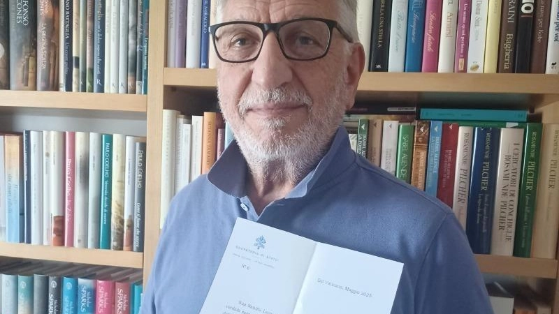 Lorenzo Pellegrini con una delle due lettere di risposta ricevute da papa Leone XIV Lorenzo Pellegrini con una delle due lettere di risposta ricevute da papa Leone XIV