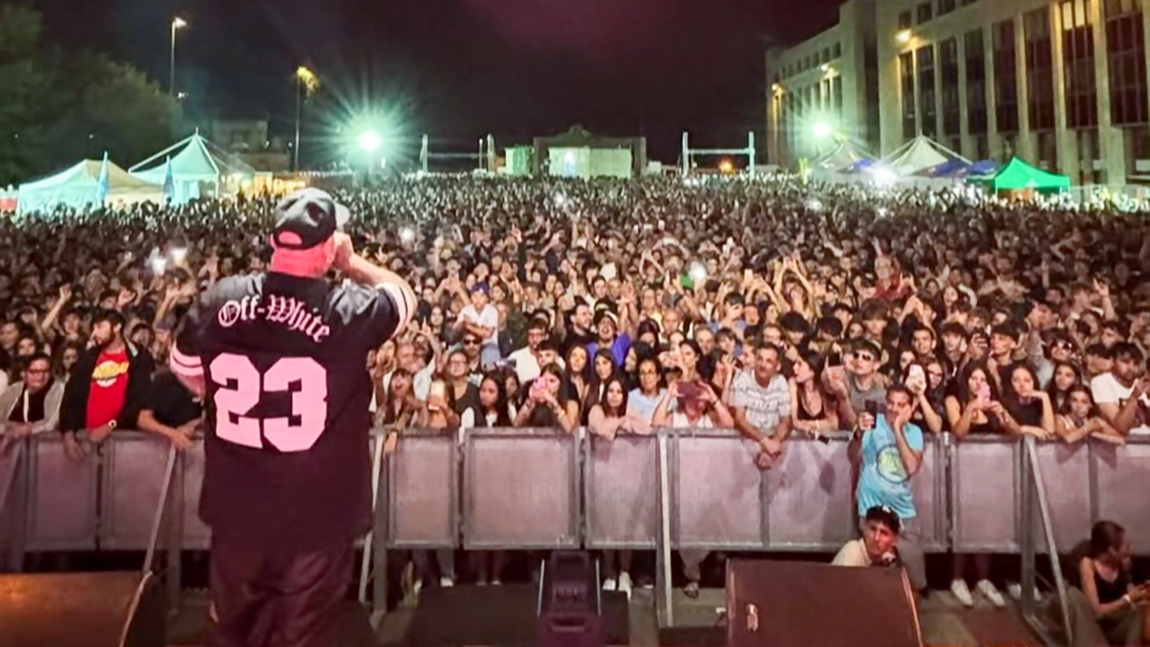 Pubblico scatenato per Jake La Furia e Fabio Rovazzi, quattro giorni di eventi per tutti i gusti Pubblico scatenato per Jake La Furia e Fabio Rovazzi, quattro giorni di eventi per tutti i gusti