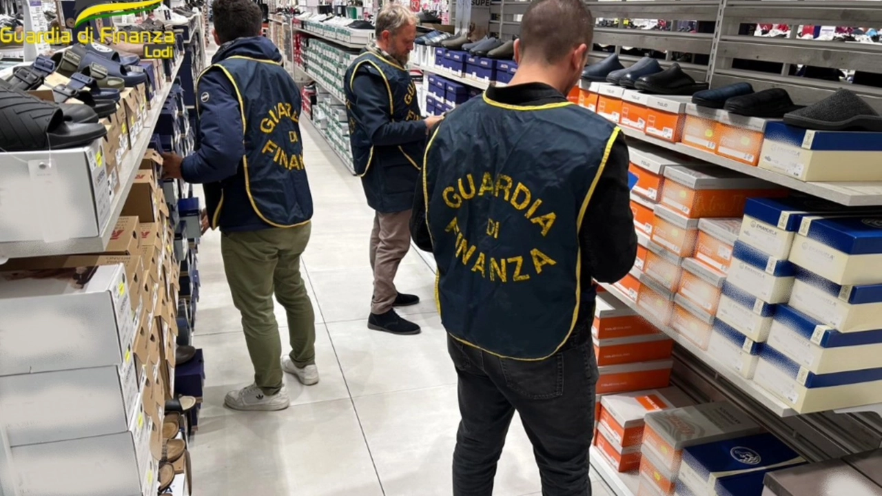 I finanzieri controllano scarpe esposte